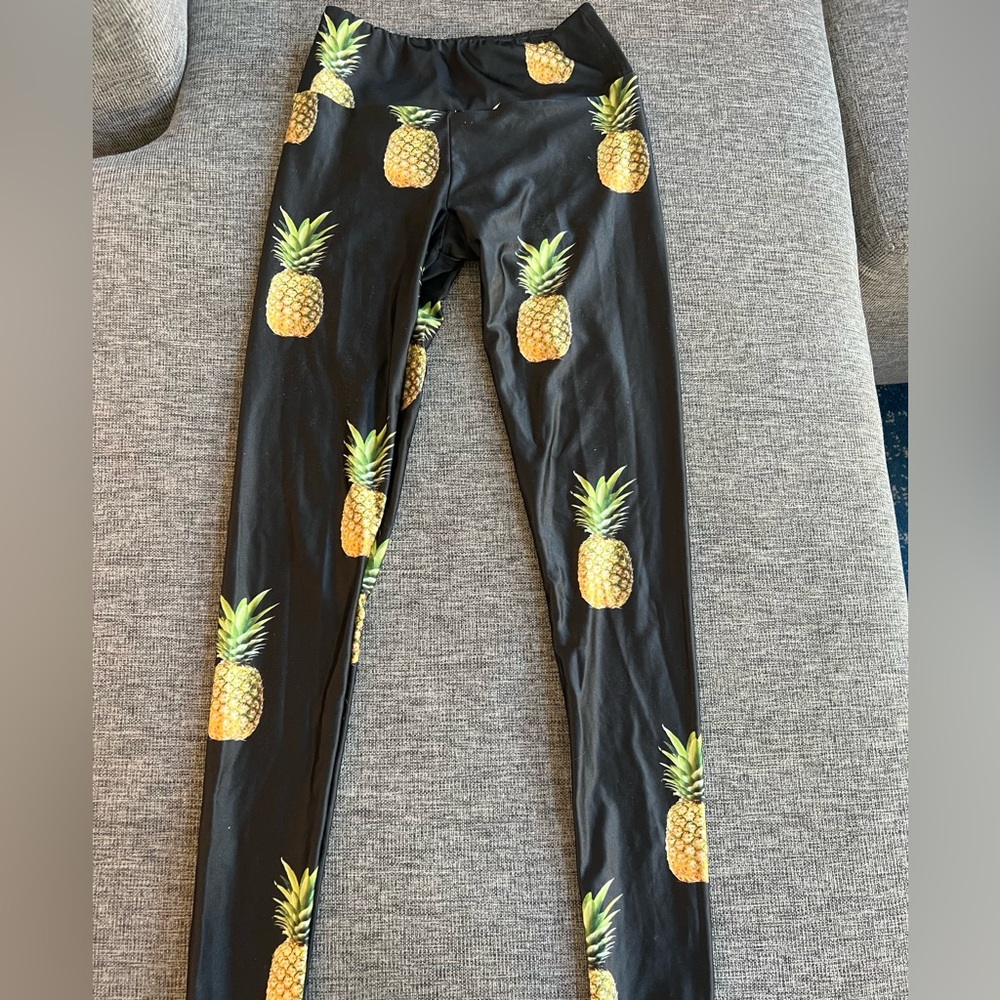 Goldsheep size small Pineapple print leggings🍍